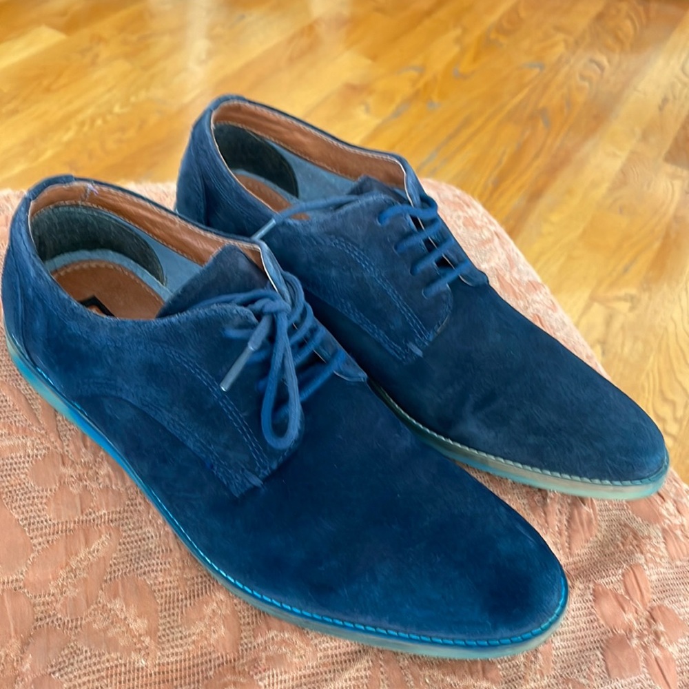 Man’s shoes, navy, suede. Size 9. Good condition.